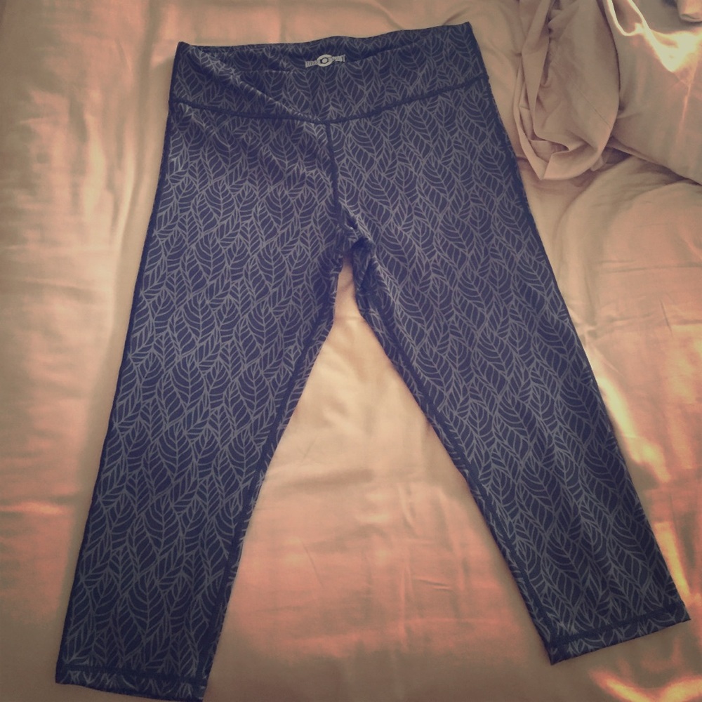Gray Leaf Printed Capris Leggings